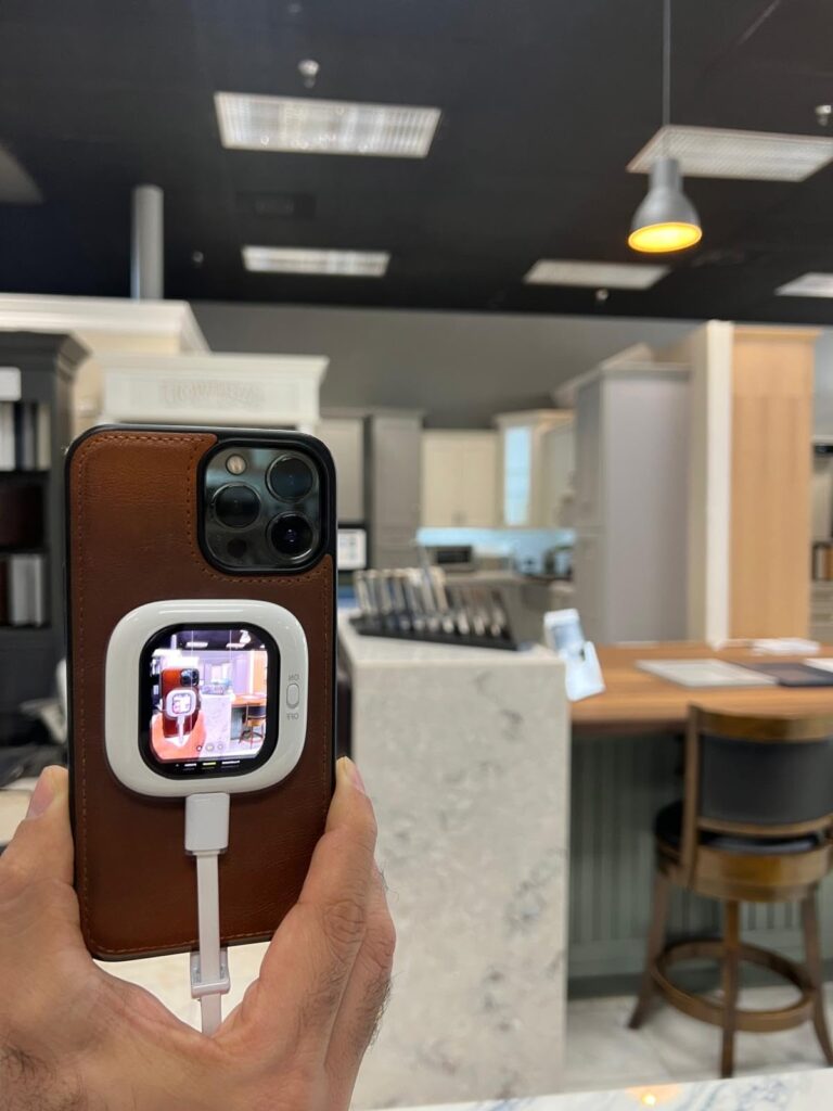The image quality is very good. it is very nice to have remote control and take pictures with the rear camera quality. it holds the phone in a magnetic way with the magsafe part. very easy to use. Austin PHC