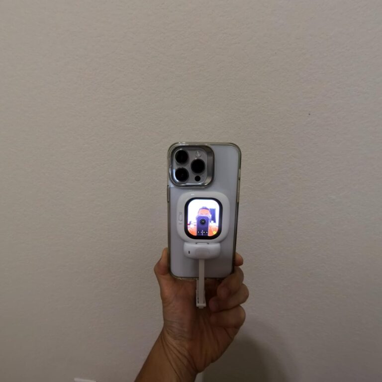 The live rear camera preview is a game-changer—letting me use my iPhone’s sharper back camera while clearly seeing myself on screen. My videos look more professional, framing is perfect, and there’s no lag thanks to the wired connection. The bright display, reliable performance, and long battery life make it perfect for vlogging, social videos, and even Zoom calls.